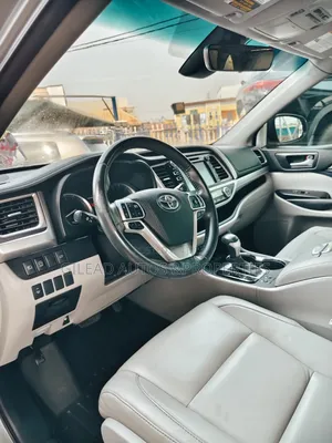 Toyota Highlander XLE 4x4 V6 (3.5L 6cyl 8A) 2017 Silver