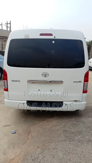 Toyota HiAce 2015 White