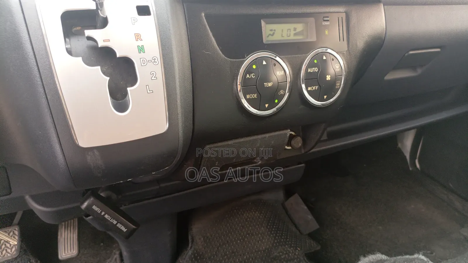Toyota HiAce 2015 White