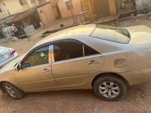 Toyota Camry LE 4dr Sedan (2.4L 4cyl 5M) 2003 Gold
