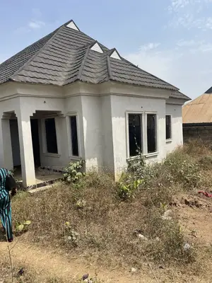 6bdrm Bungalow in Ologuneru for sale