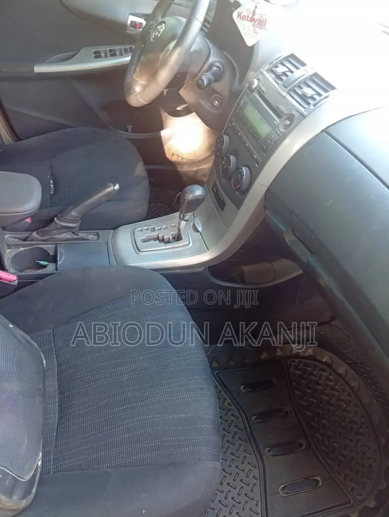 2010 Toyota Corolla Base 4dr Sedan (1.8L 4cyl 5M)