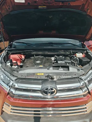 Toyota Highlander SE 4x4 V6 (3.5L 6cyl 8A) 2017 Maroon