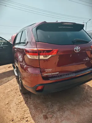 Toyota Highlander SE 4x4 V6 (3.5L 6cyl 8A) 2017 Maroon