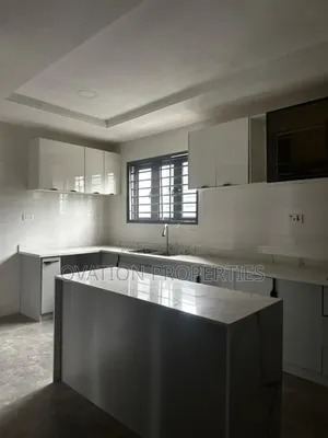 4bdrm Duplex in Maryland Cresent for rent