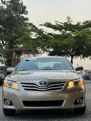 Toyota Camry LE 4dr Sedan (2.5L 4cyl 6A) 2011 Gold