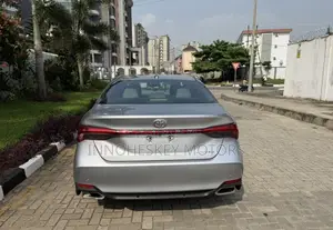 Toyota Avalon Limited FWD Sedan (3.5L V6 8A) 2019 White