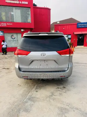 Toyota Sienna XLE 7 Passenger 2011 Silver