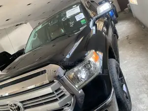 Toyota Tundra 1794 5.7L V8 4x4 CrewMax 5.6 ft. box 145.7 in. WB 2018