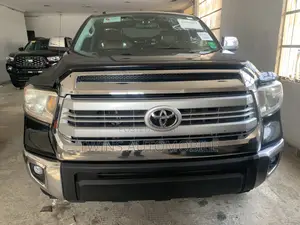 Toyota Tundra 1794 5.7L V8 4x4 CrewMax 5.6 ft. box 145.7 in. WB 2018
