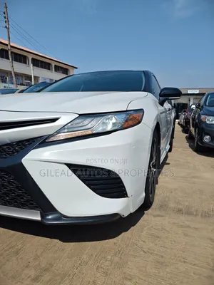 Toyota Camry SE FWD (2.5L 4cyl 8AM) 2018 White