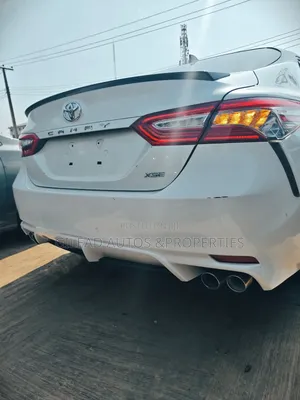 Toyota Camry SE FWD (2.5L 4cyl 8AM) 2018 White