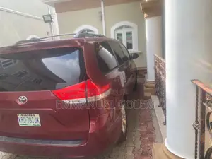 Toyota Sienna 2015 Red