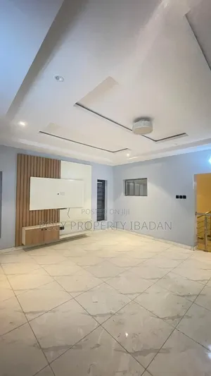 5bdrm Penthouse in Engr Lere Adigun Gra, Basorun for rent