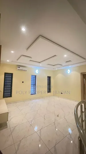 5bdrm Penthouse in Engr Lere Adigun Gra, Basorun for rent
