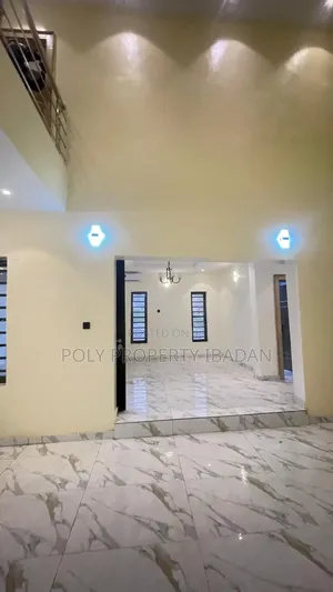5bdrm Penthouse in Engr Lere Adigun Gra, Basorun for rent