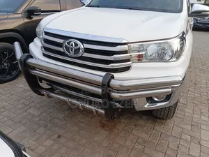 Toyota Hilux SR 4x4 2017 White