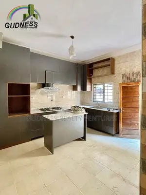 5bdrm Apartment in Ikota for rent