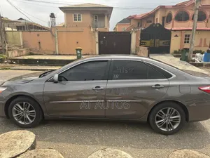 Toyota Camry XLE 4dr Sedan (3.5L 6cyl 6A) 2017
