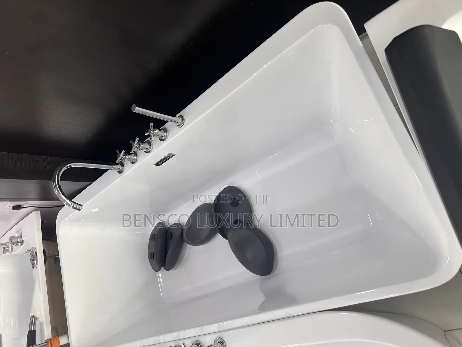 Freestanding Rectangular Bathtub
