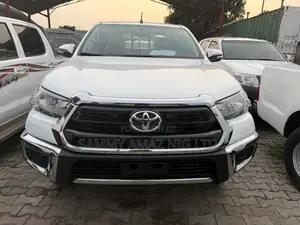 Toyota Hilux 2023 White