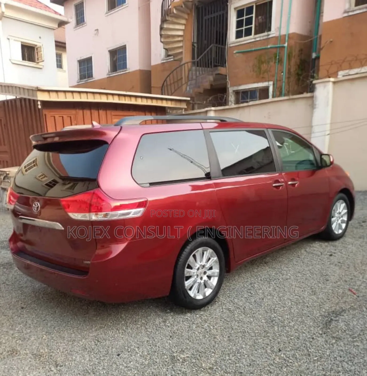 Toyota Sienna 2011 Red