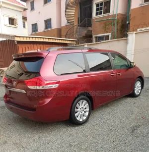 Toyota Sienna 2011 Red