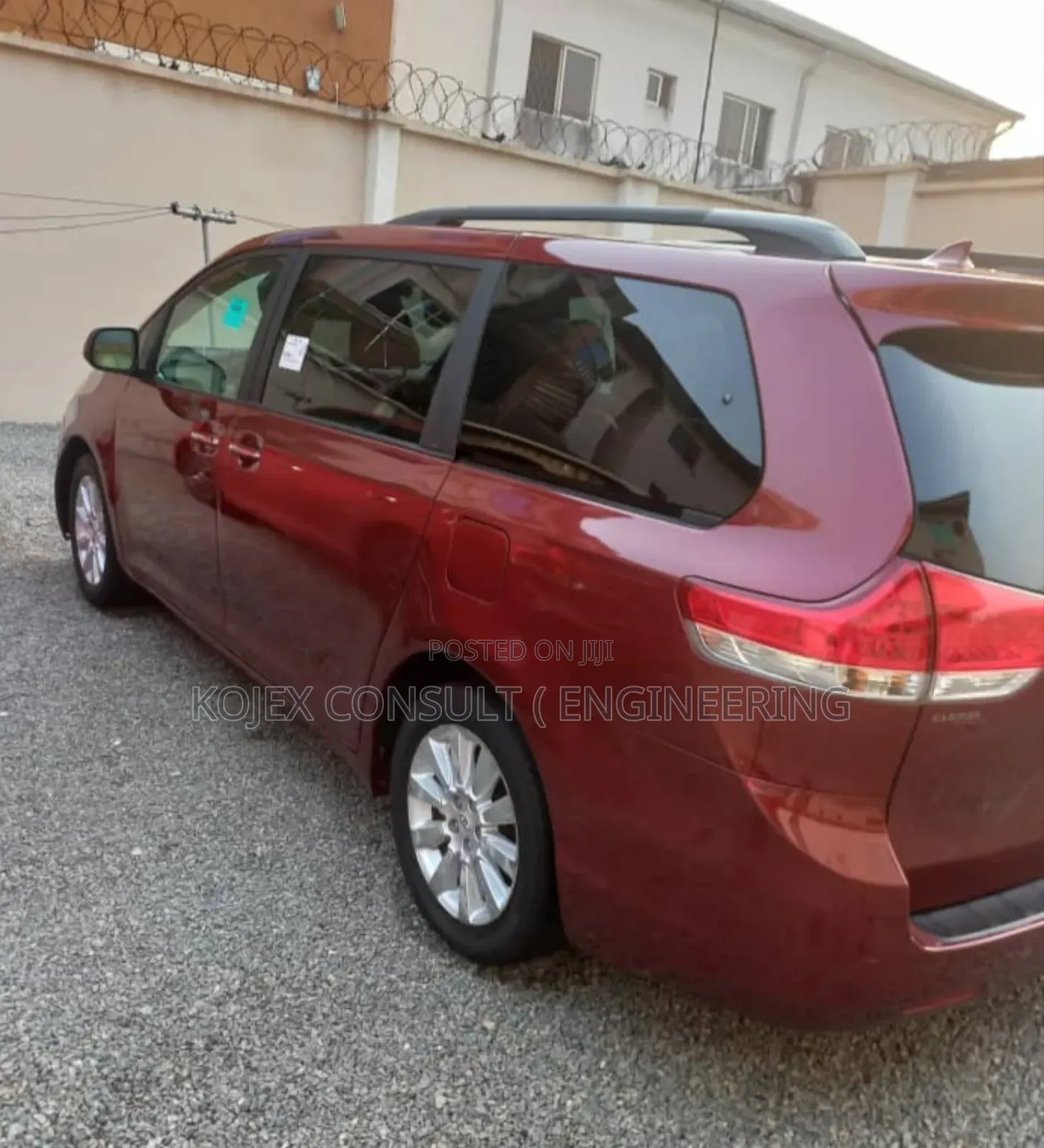 Toyota Sienna 2011 Red