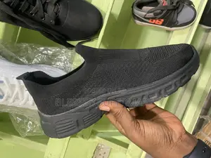 Unisex All Black Laceless Sneakers