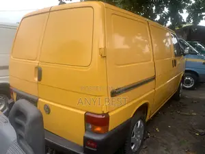 Volkswagen Transporter 2005 Yellow