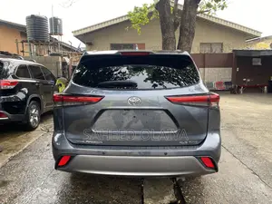 Toyota Highlander XLE 2021 Gray