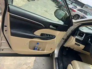Toyota Highlander Limited Platinum 4dr SUV AWD (3.5L 6cyl 6A) 2014 Gold