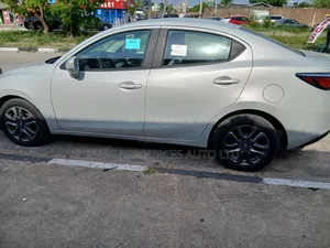 Toyota Yaris LE Sedan 4dr 2019 White