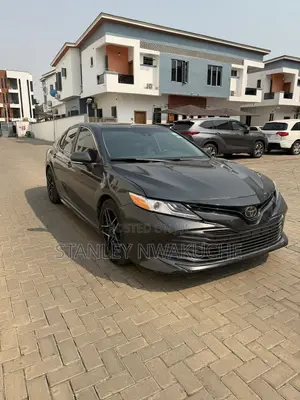 Toyota Camry SE FWD (2.5L 4cyl 8AM) 2018 Gray
