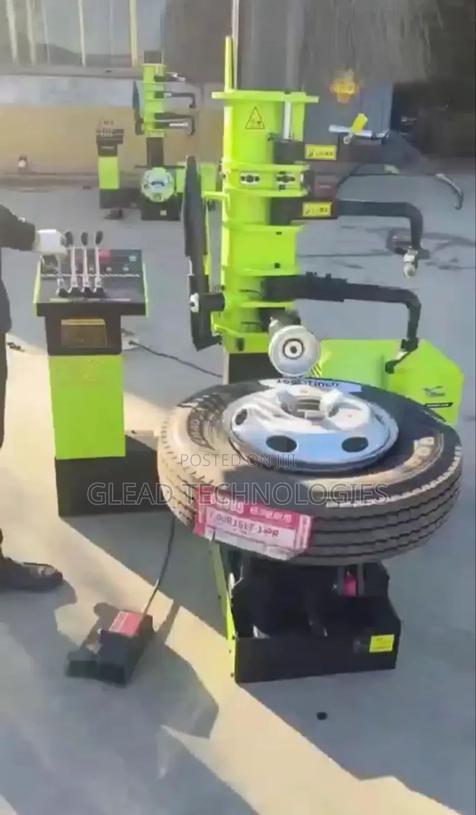 Fully Automatic Vertical Tyre Changer