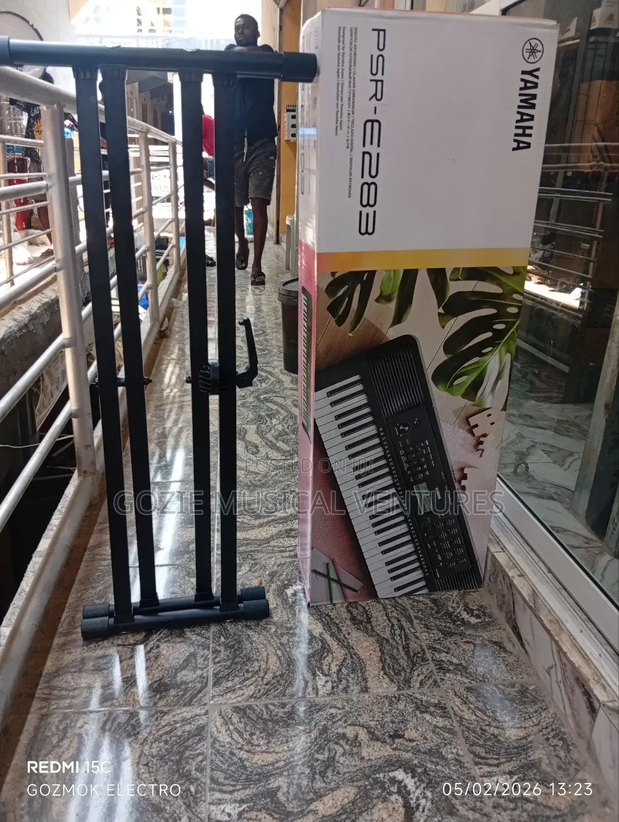 Original Yamaha Keyboard PRS E 283 With Stand.