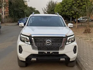 Nissan Navara 2021 White