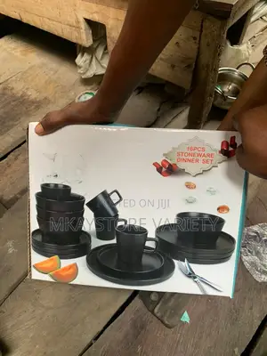 16pics Black Dinner Set