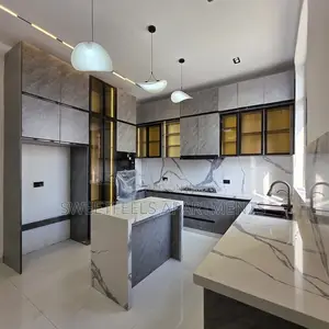 5bdrm Apartment in Chevron for sale