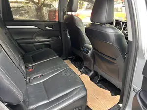 Toyota Highlander XLE 4dr SUV AWD (3.5L 6cyl 6A) 2015 Silver