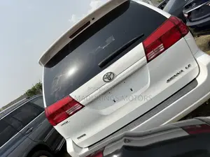 Toyota Sienna LE FWD (3.3L V6 5A) 2004 White