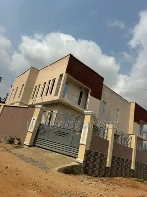 4bdrm Duplex in Jericho Gra for sale