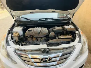 Hyundai Sonata SE Sedan FWD (2.4L 4cyl 6A) 2013 White