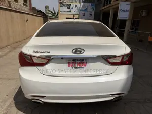 Hyundai Sonata SE Sedan FWD (2.4L 4cyl 6A) 2013 White