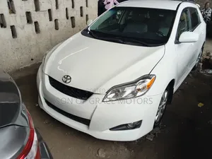 Toyota Matrix S Hatchback AWD (2.4L 4cyl 4A) 2011 White