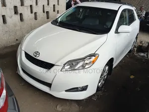 Toyota Matrix S Hatchback AWD (2.4L 4cyl 4A) 2011 White