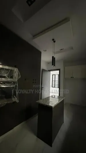 5bdrm Duplex in Chevron for sale