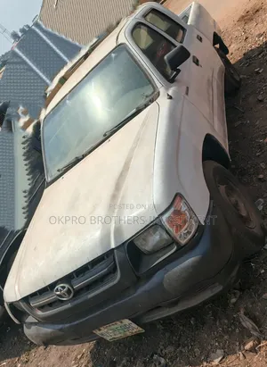 Toyota Hilux 2003 White