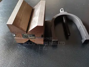 Mitutoyo 181-904 V-block & Clamp