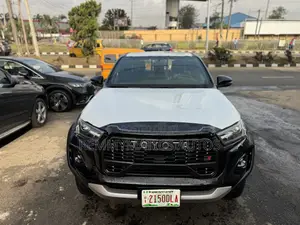 New Toyota Hilux 2025 Black